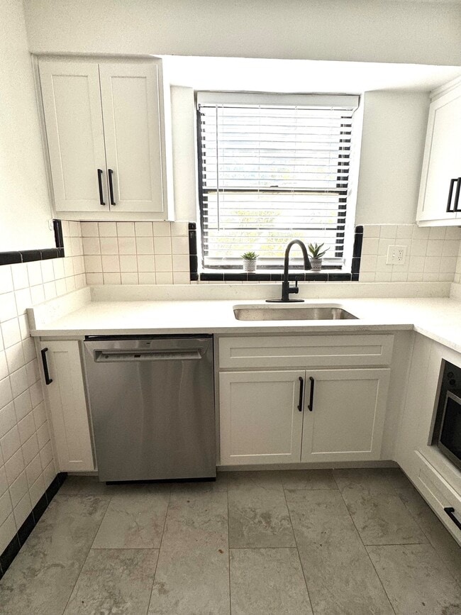 Stainless applinaces - 612 S Hanley Rd Unit 2S