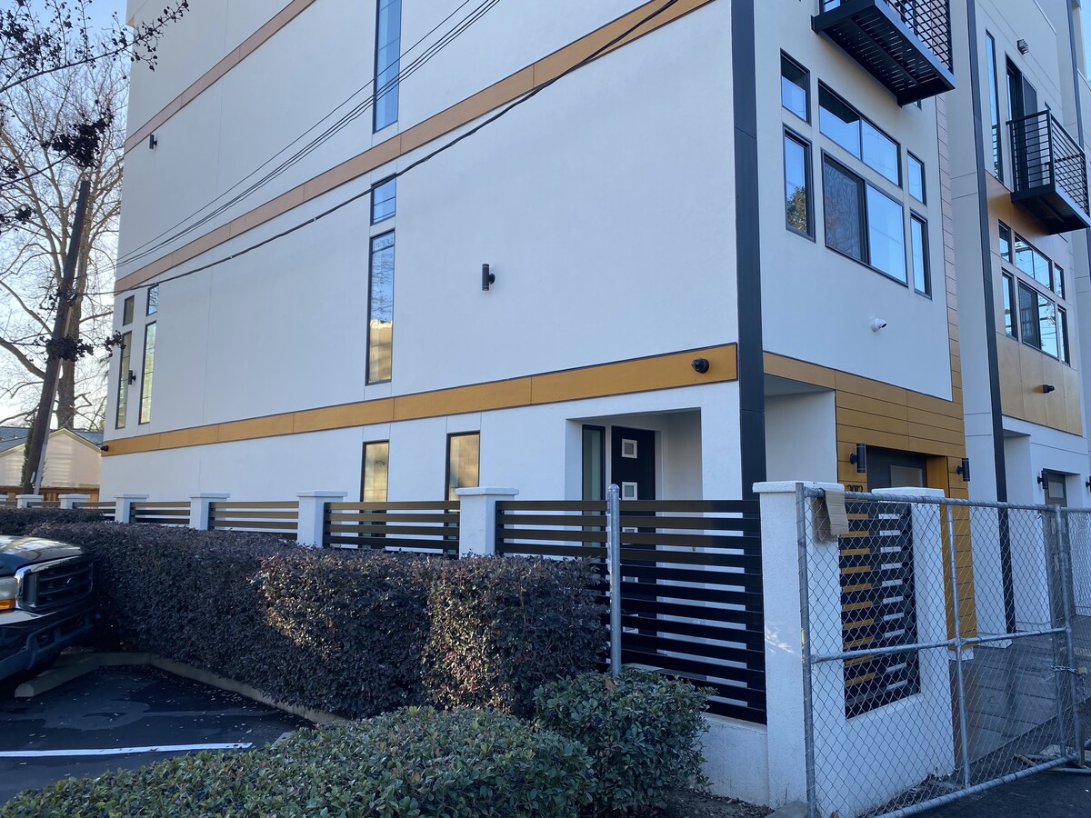 Photo - 2012 Uptown Aly