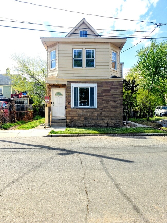 Building Photo - 33 Lafayette St Unit Apartment 1