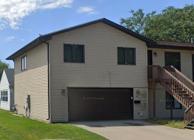 Building Photo - Spacious Duplex close to Campus