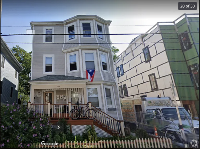 Building Photo - 194 Boylston St Unit 2 Rental