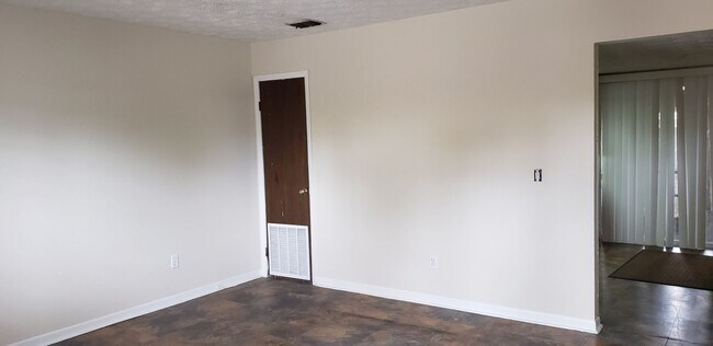 Photo - $995 - 2/1.5 - Fresh Unfurnished - Move in...