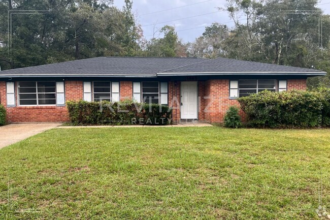 Building Photo - Newly Updated 3 Bedroom/2 Bathroom Home in...