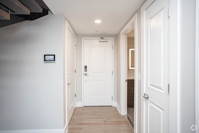 2BR, 2BA - 1,035SF