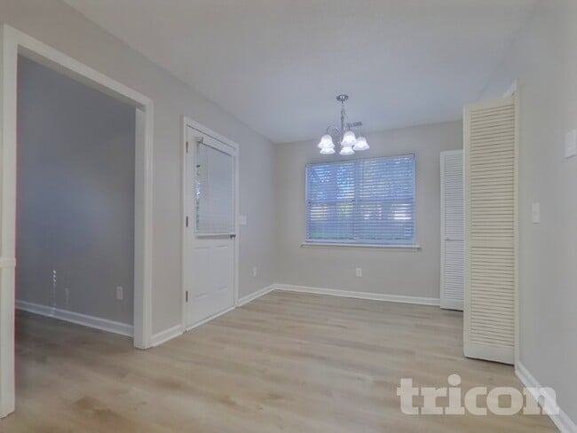 Photo - 911 Bentley Dr