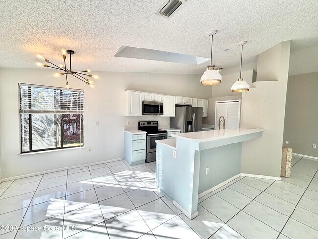 Photo - 1626 Lara St NE