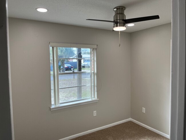 Photo - 18 Twisted Oak Trl