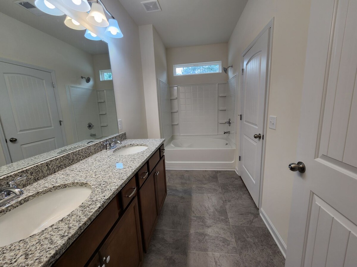 Photo - 125 Lyons Dr NW