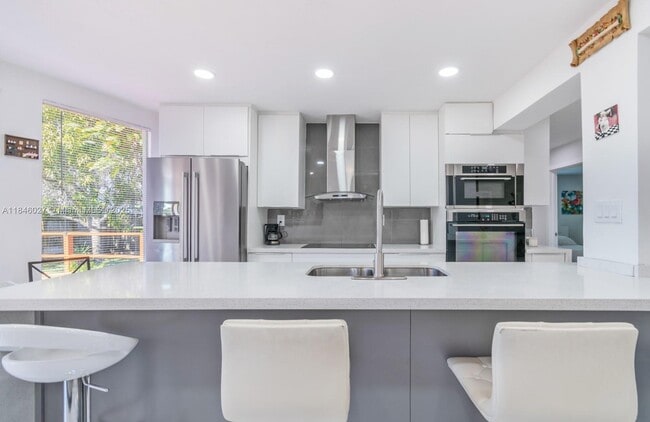 Photo - 6613 Westwood Blvd