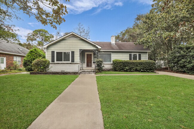 Building Photo - 136 E 57th St