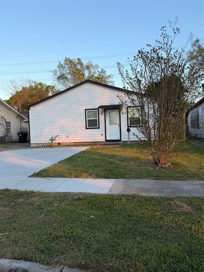 Photo - 8308 Lenore St