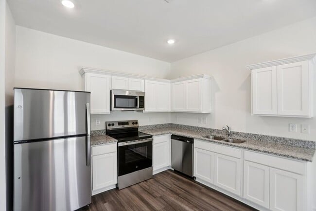 Building Photo - Fantastic 3bd/2.5ba home! Coming soon!