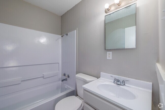 3BR, 2BA - 1,040SF - Second Bathroom