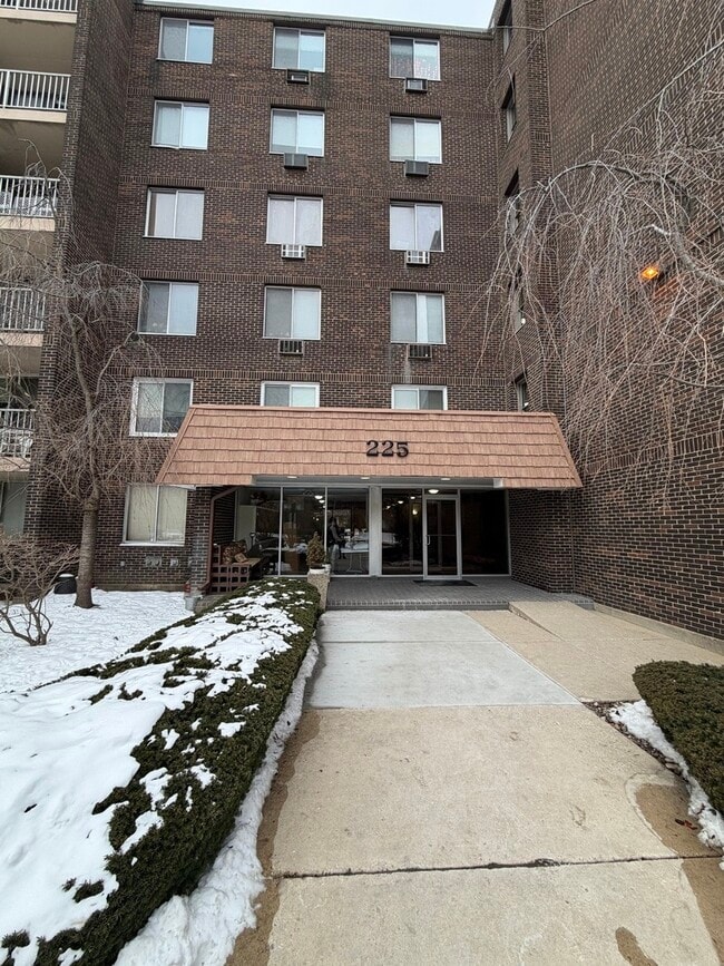 Building Photo - 225 S Rohlwing Rd