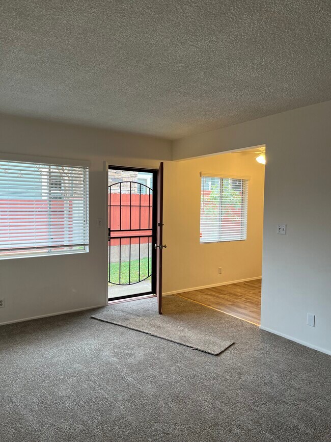 Living room and eat in kitchen - 224 Linwood Ave Apartamentos Unidad D