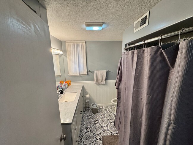 Photo - Spacious 2 Bedroom Home Close to Campus