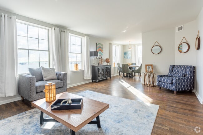 1 BR, 1 BA - F, 894 SF