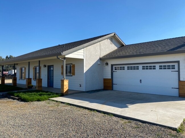 Building Photo - Country property located in Hilmar!