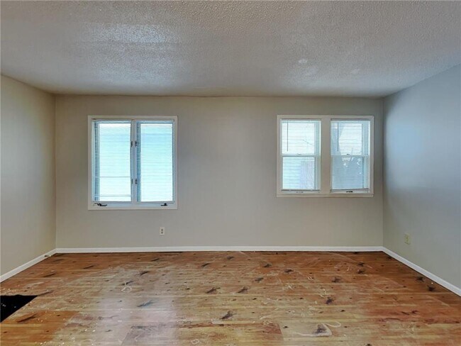 Photo - 1856 Clear Ave E