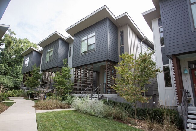 Building Photo - Beautifull 2BR 2.5 BA Home Located in East...