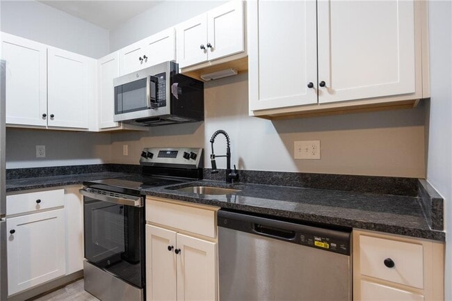 Building Photo - 6899 Post Rd Unit 102