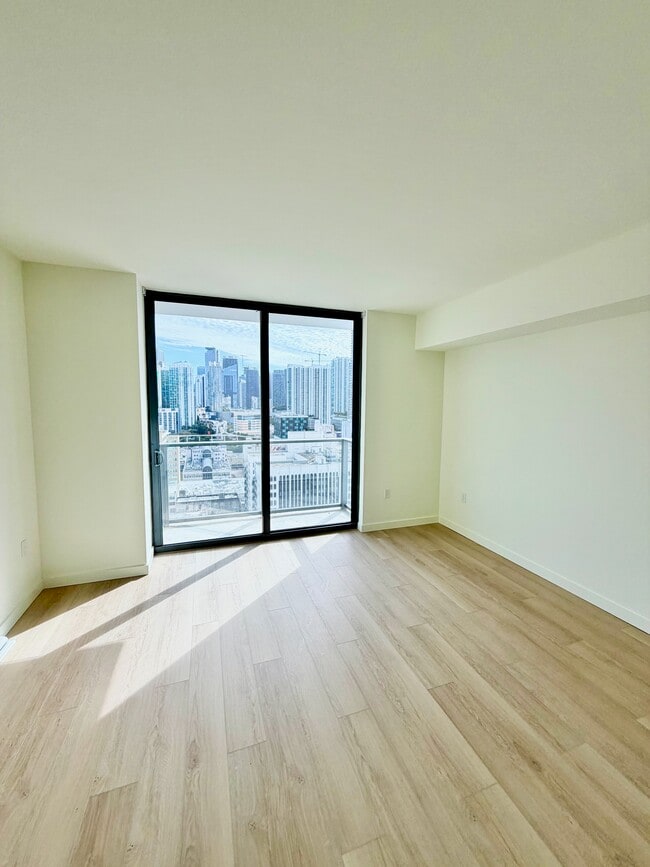 Photo - 141 NE 2nd St Unidad 900