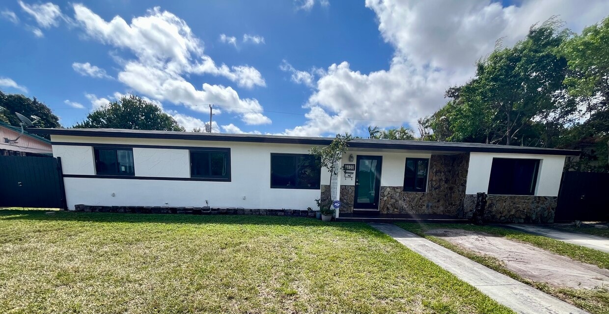 Front - 8120 SW 14th Ter (Miami, FL)