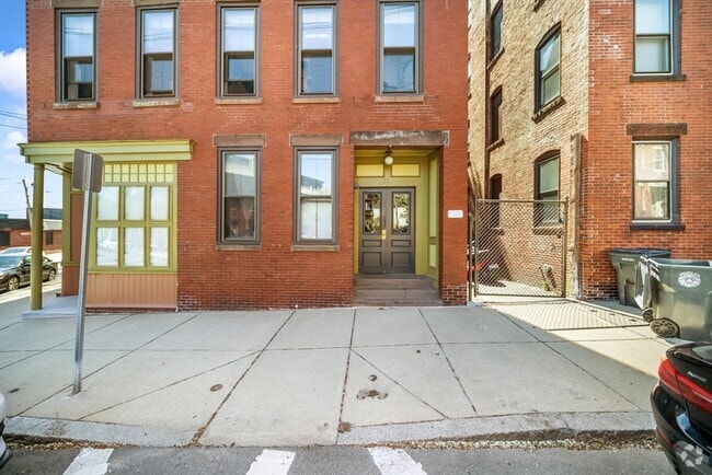 Building Photo - 26 Beacon St Unit 1 Rental