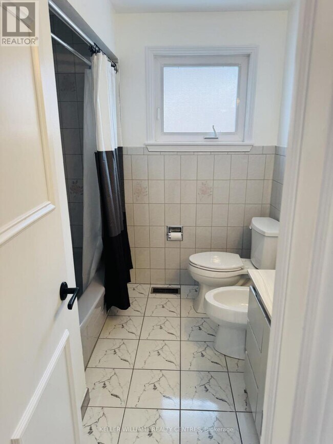 Photo - 2461 Hensall St