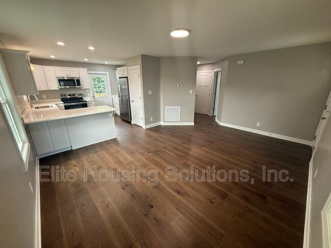 Building Photo - 445 S 14th St