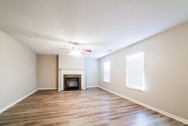 Photo - 1027 Sycamore Ln