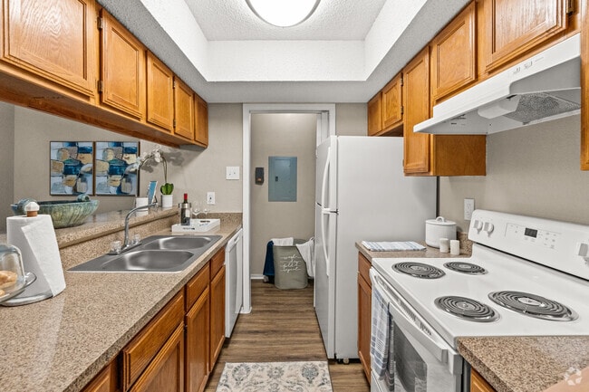 2BR, 2BA - 1011SF - Kitchen - Woodlake Apartments
