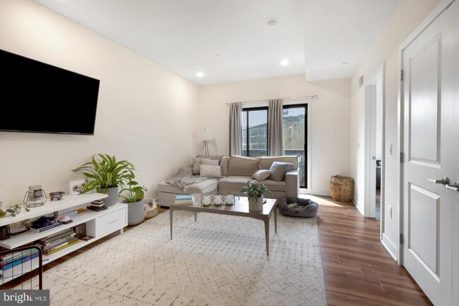 Photo - 2411 Kensington Ave Apartment Unit 303