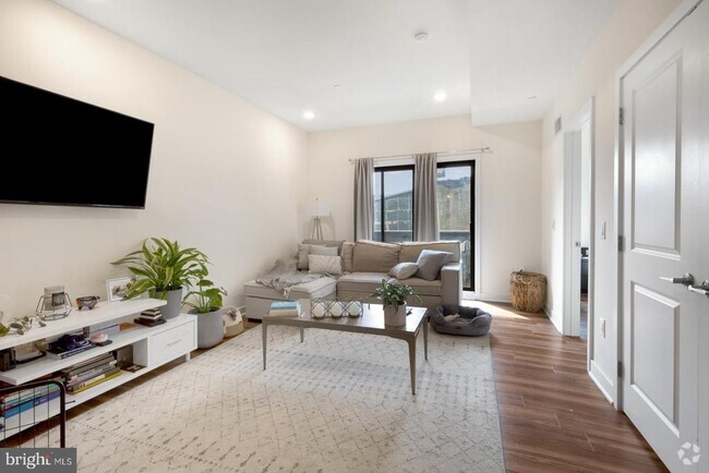 Building Photo - 2411 Kensington Ave Unit 303 Rental