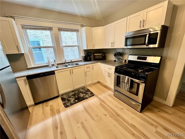 Photo - 1691 Hertel Ave