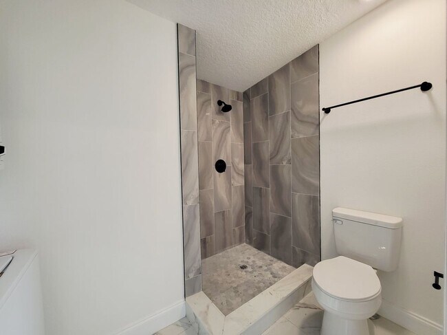 Photo - 2511 Drake Dr