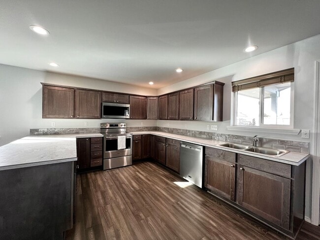 Photo - 2005 Ledwich Ave