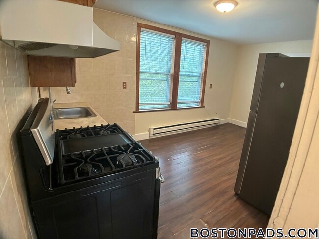 Building Photo - 739 Parker St