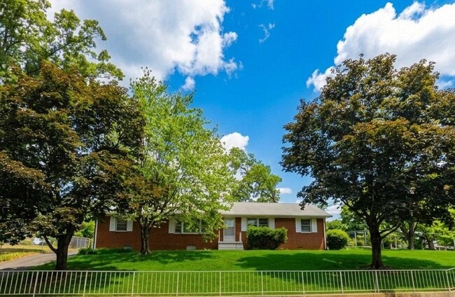 Building Photo - 315 W Main St