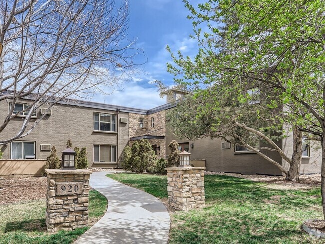 Building Photo - Evolve Real Estate: Welcome to This Charmi... Unit 202 Rental