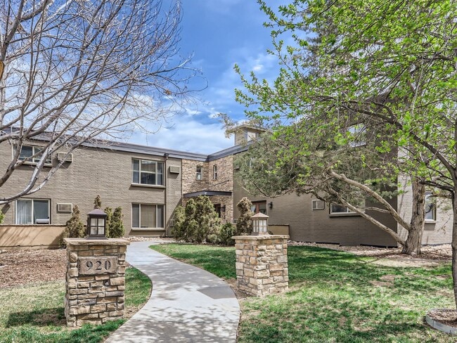 Evolve Real Estate: Welcome to This Charmi... - Evolve Real Estate: Welcome to This Charmi... Condo Unit 202