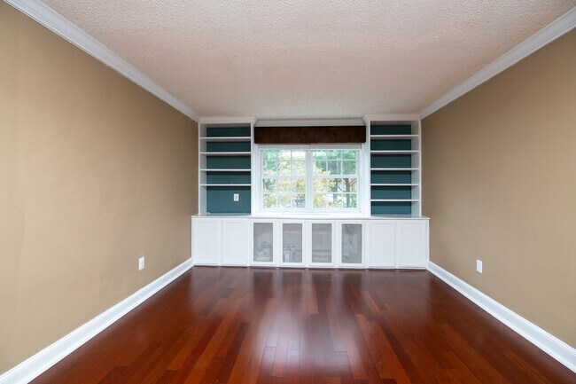 Photo - 1732 W Abingdon Dr Unit 102