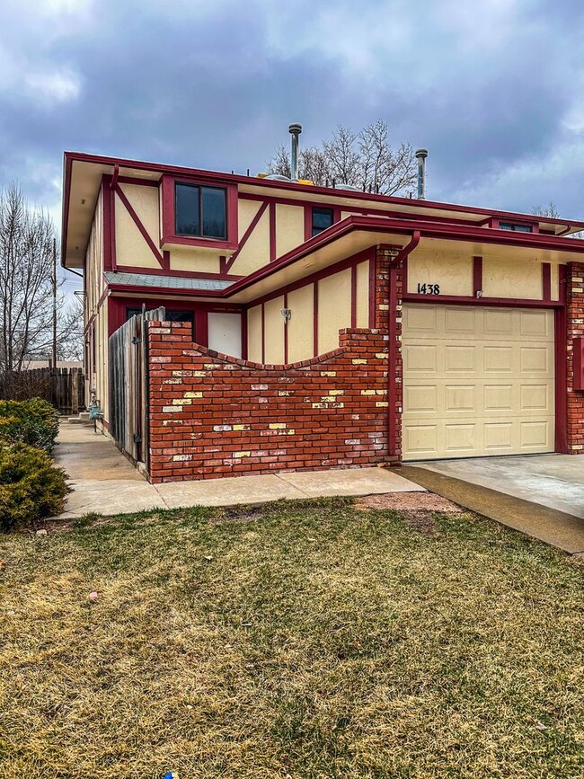 Large Updated 3-Bed 2-Bath Townhome w/ Gar... - Large Updated 3-Bed 2-Bath Townhome w/ Gar...