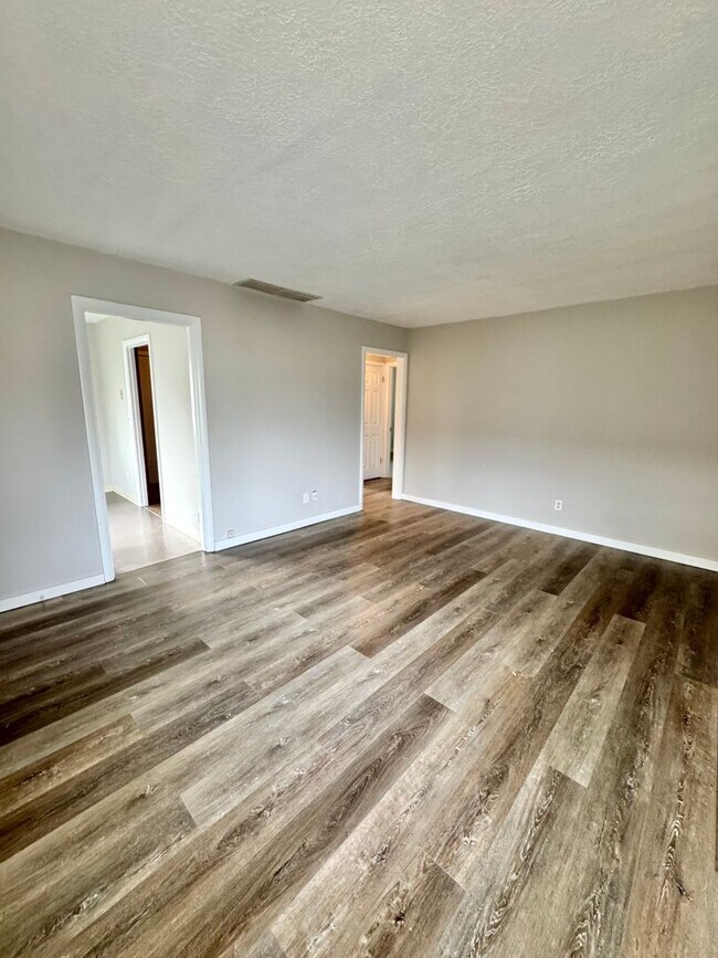 Photo - Large 2 Bed, 1 Bath Duplex Apartment with Parking Unit 9220