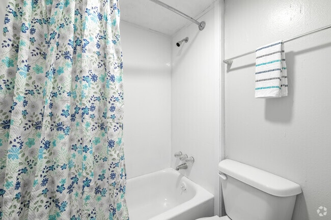 1 dormitorio, 1 baño - 700 pies cuadrados - Baño - The Clara