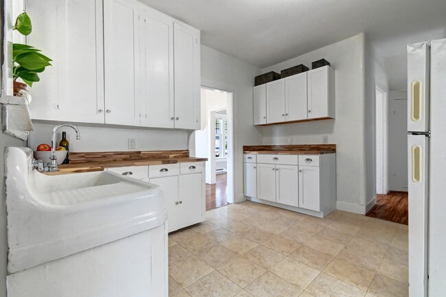 country kitchen, lots of storage - 1405 S 3rd St Rental