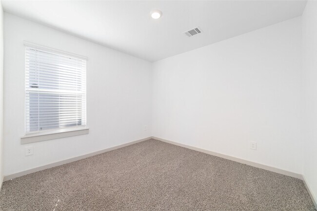 Photo - 7010 Fleetwood Crescent Wy