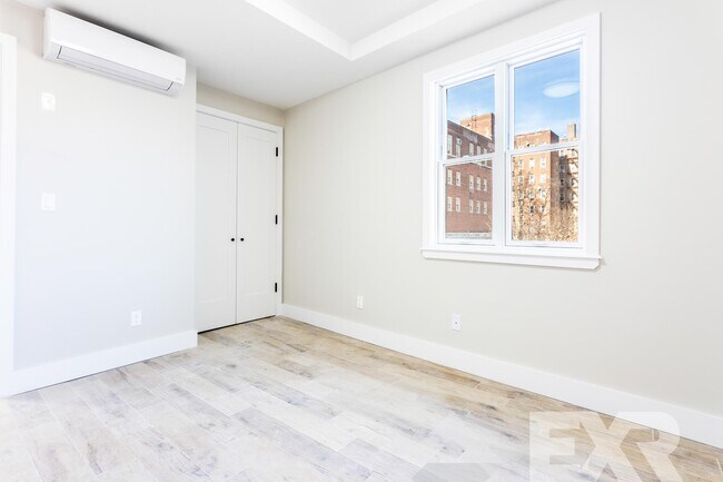 Photo - 800 Empire Blvd Unidad 4G