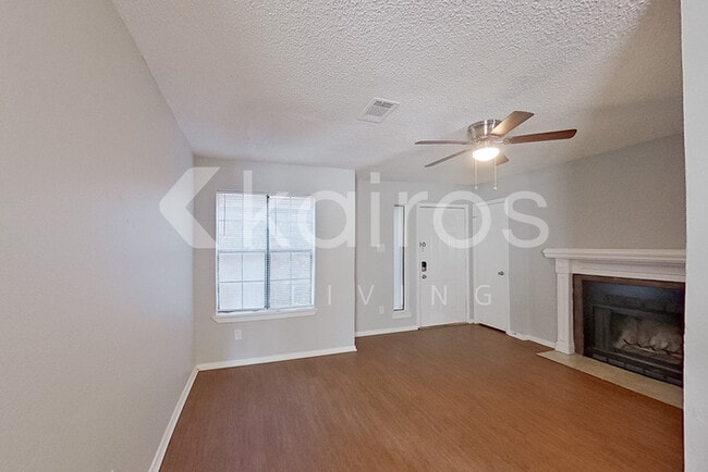 Photo - 834 Courtenay Pl