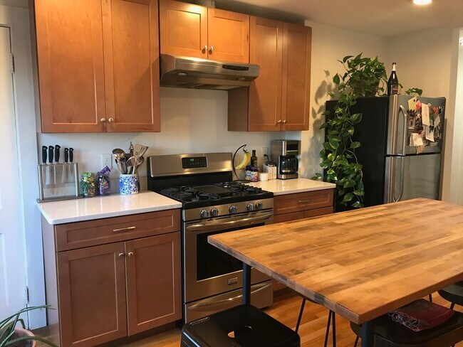 Photo - 76 Wenham St Unit 3